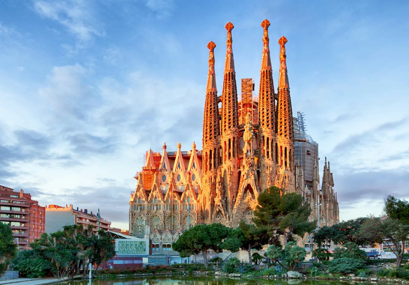 Historische Kirche unter schönem hellblauem Himmel, Barcelona. Italien