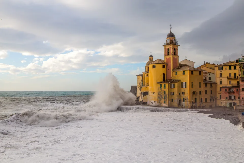 Historische Kirche am Ufer Stürmischen Meer Ligurien. Italien