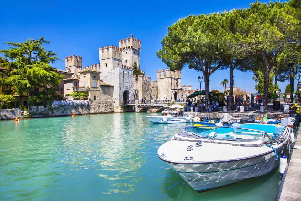 Historischer Schloss Scaliger bei hellblauer Wasser See Garda Italien