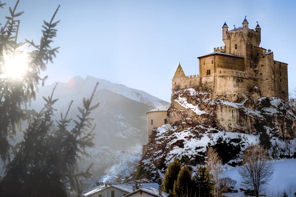 Historischer verschneites Schloss Castello di Saint Pierre, Italien