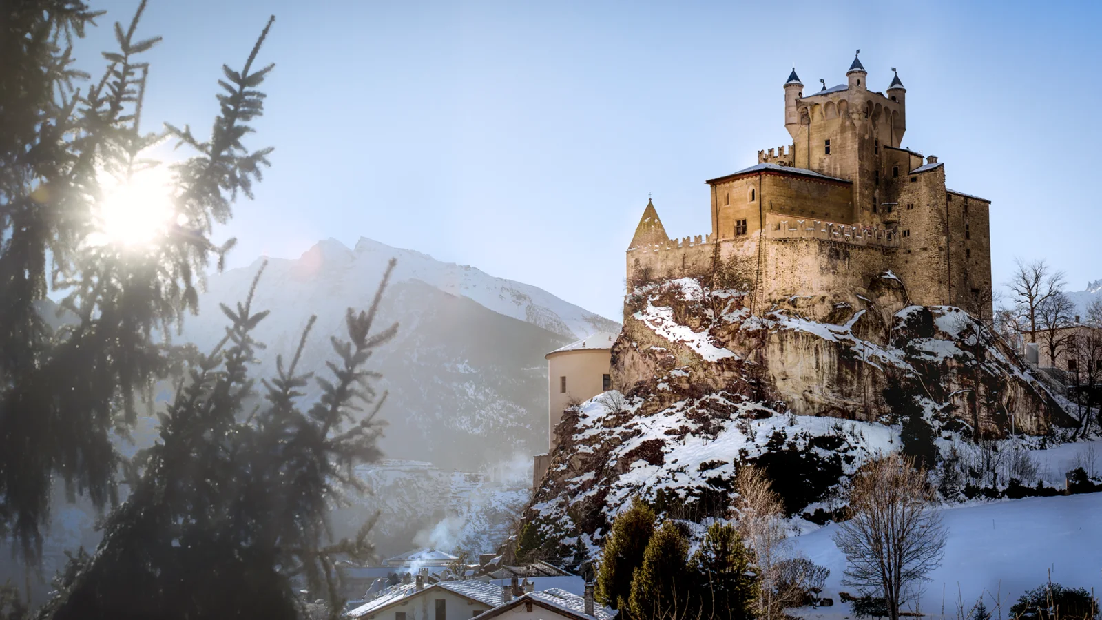 Historischer verschneites Schloss Castello di Saint Pierre, Italien