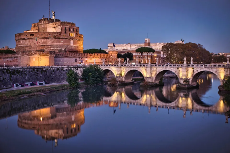 Historisches Gebäude in Rom am Wasser, Italien