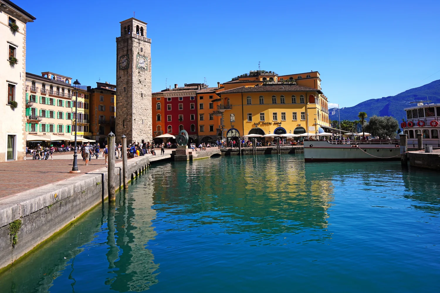 Häuser am Fluss, del Garda, Italien