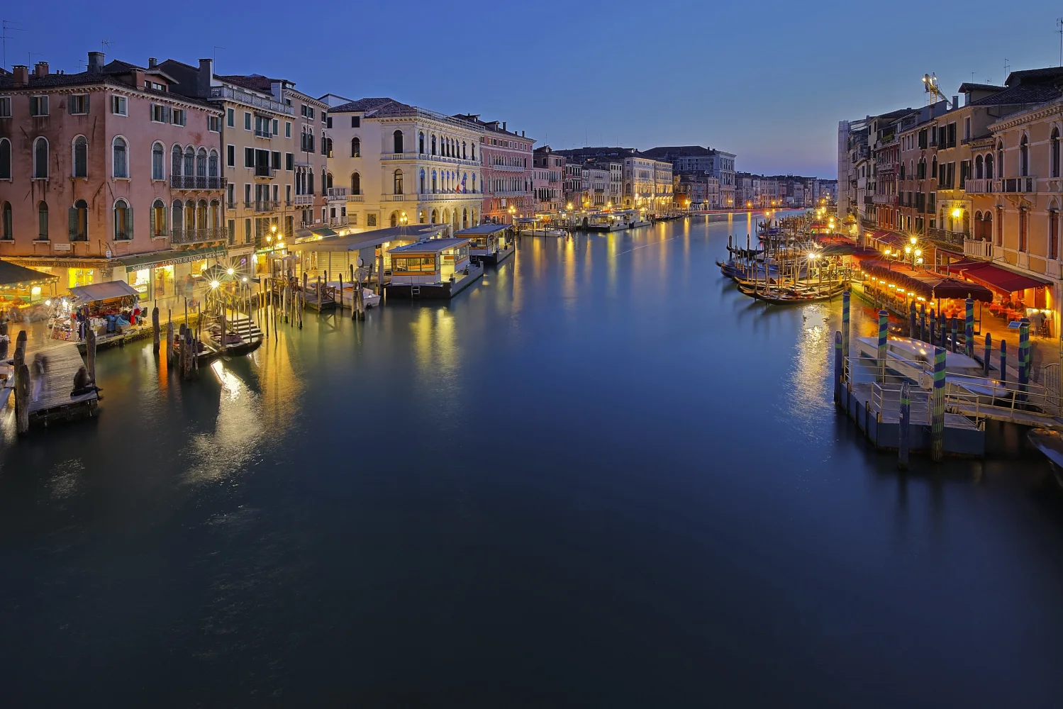 Häuser am Ufer Kanals am Abend, Venedig, Italien