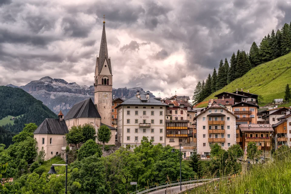 Häuser und alte Kirche in den Bergenn, Italien