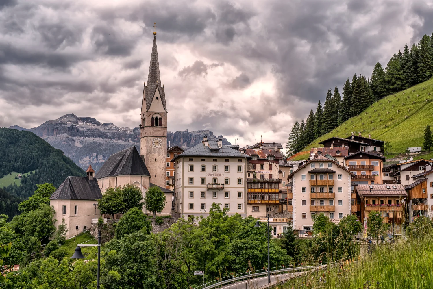 Häuser und alte Kirche in den Bergenn, Italien