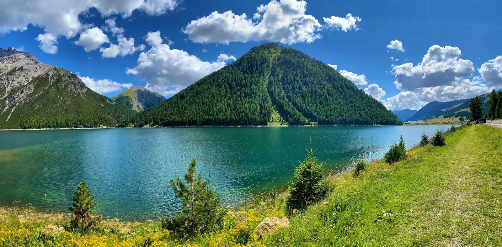 Lago di Livigno bei Berg, Italien