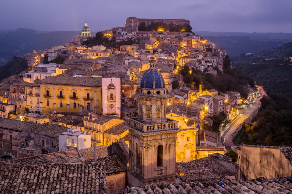 Panorama nächtlichen Stadt, Sizilien, Italien
