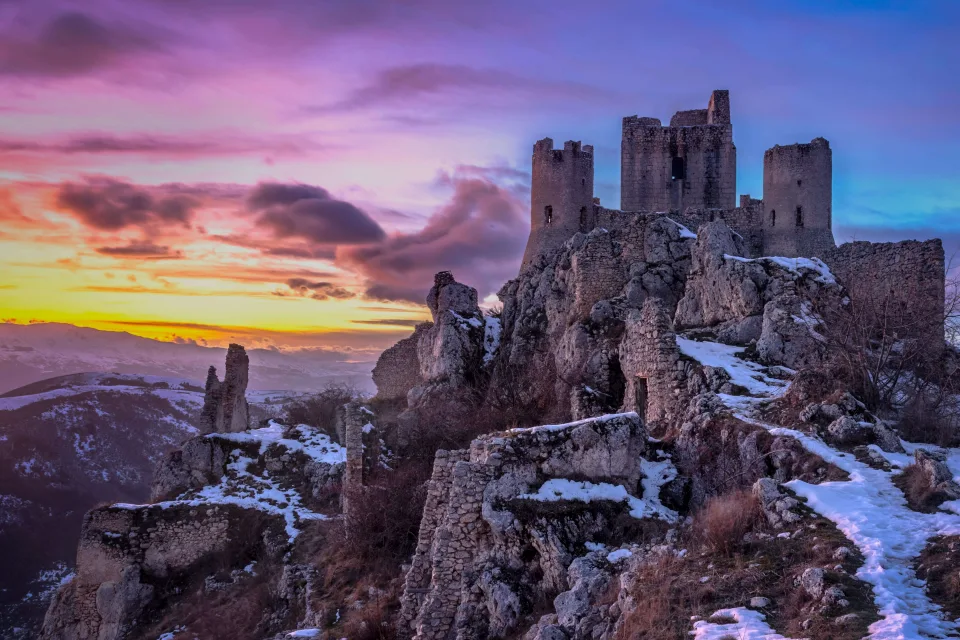 Ruinen alten Burg vor dem Hintergrund schönen Himmel, Italien