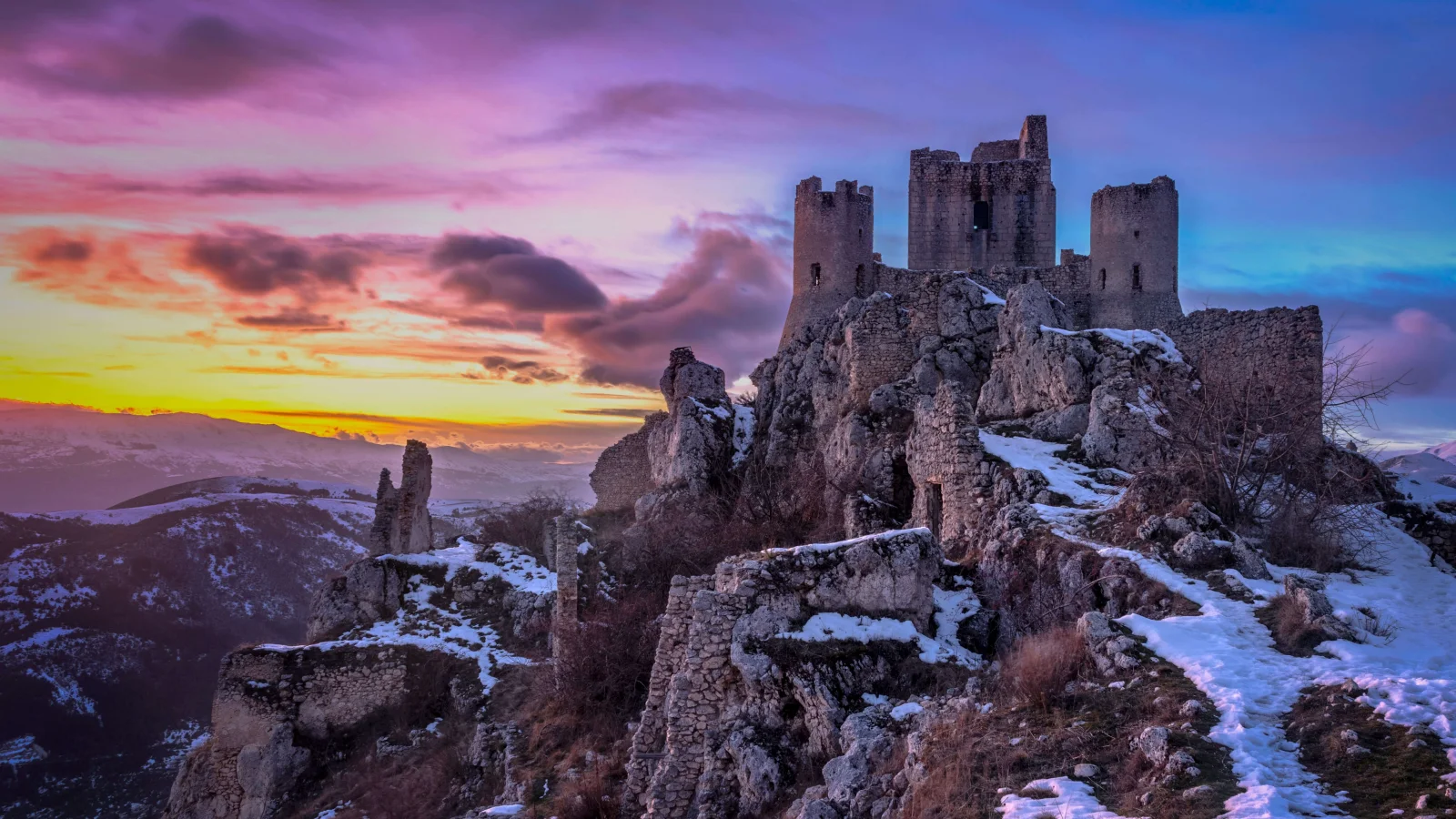 Ruinen alten Burg vor dem Hintergrund schönen Himmel, Italien
