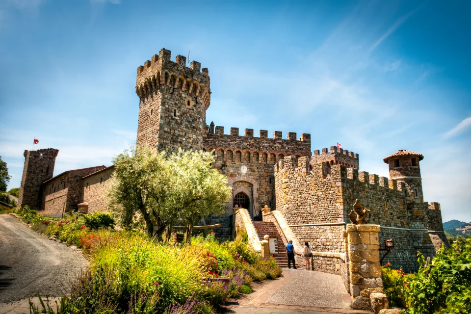 Schloss Castello di Amorosa vor hellblauem Himmel, Toskana. Italien