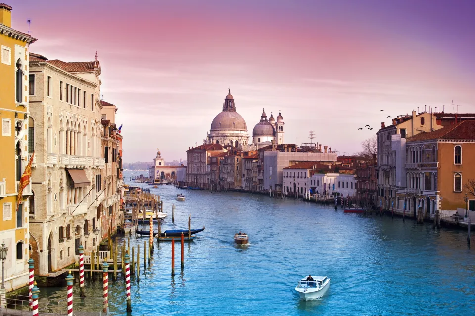 Schöne Häuser bei Kanals in der Stadt Venedig, Italien