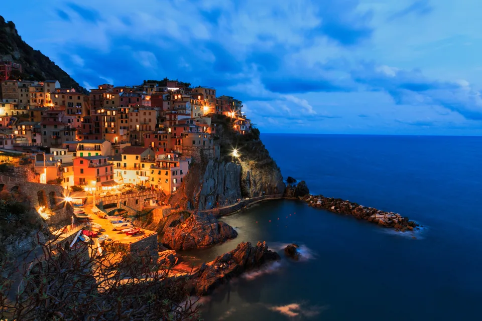 Schöne Nacht Stadt auf Rand Klippen, Italien