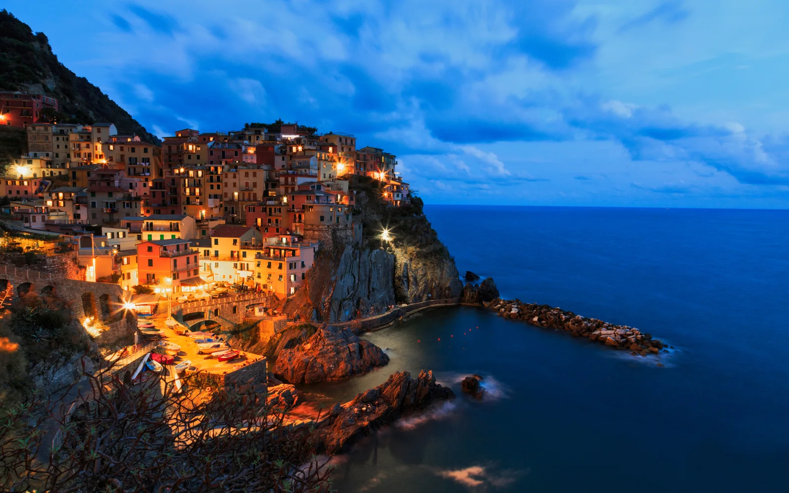 Schöne Nacht Stadt auf Rand Klippen, Italien