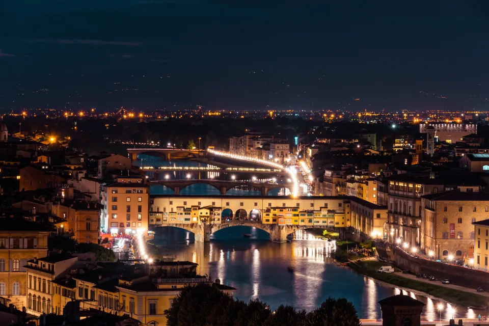 Schöne nächtliche Fluss bei Stadt, Florenz. Italien