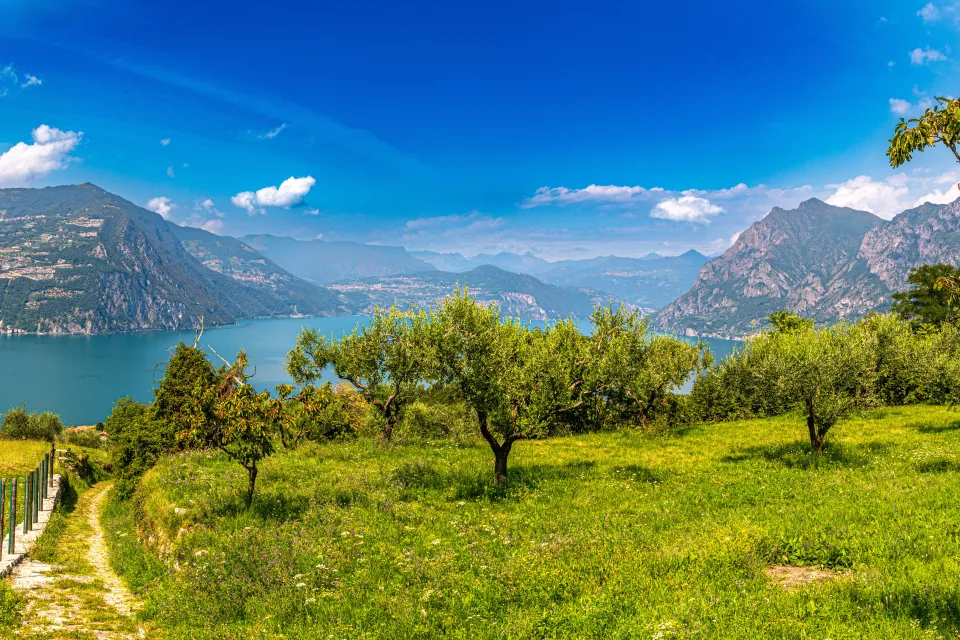 Schöner Berg Landschaft am See, Italien