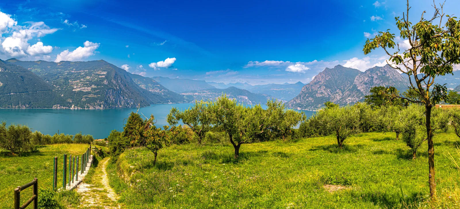 Schöner Berg Landschaft am See, Italien