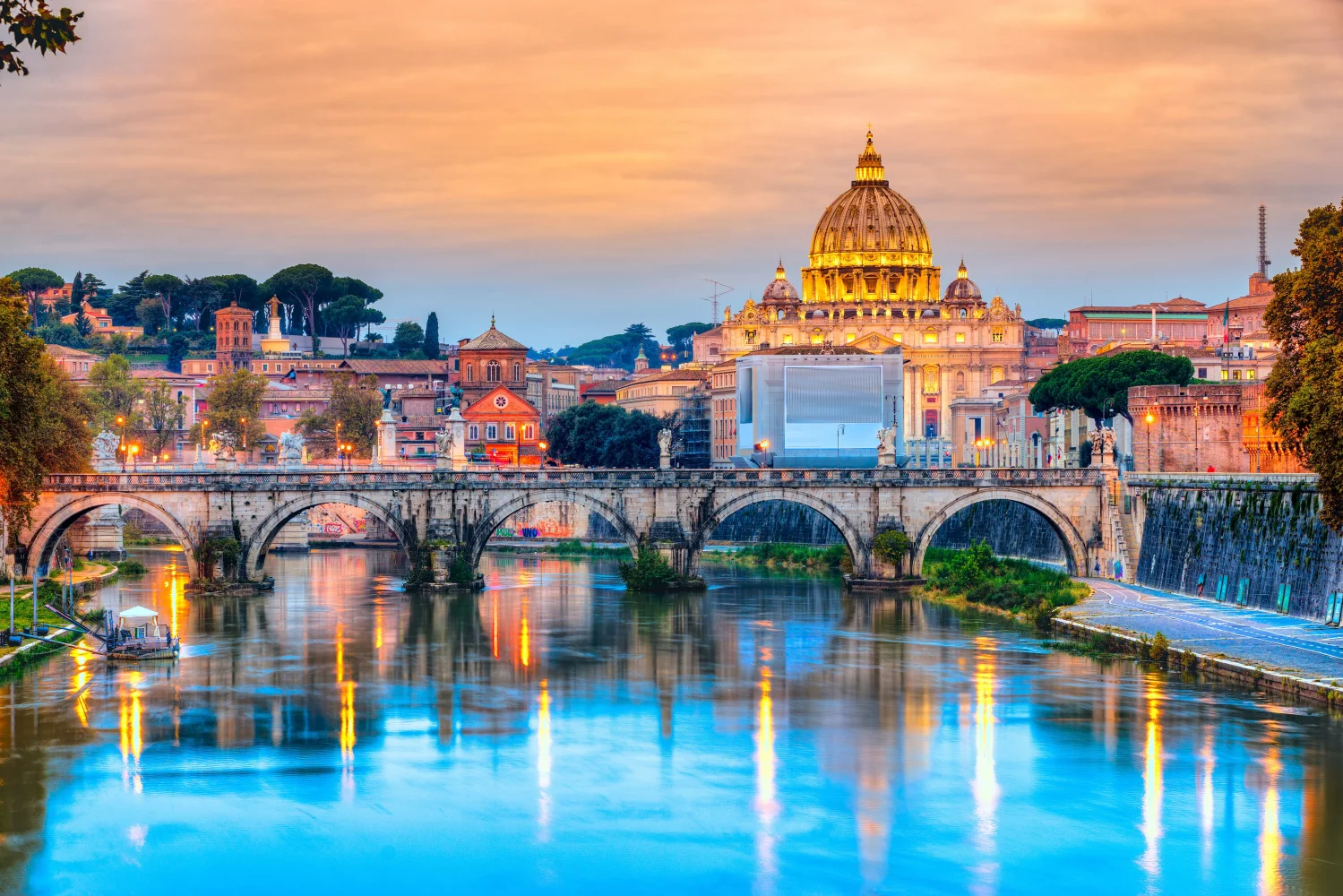 Schöner Blick auf Brücke und historische Gebäude, Vatikan Italien