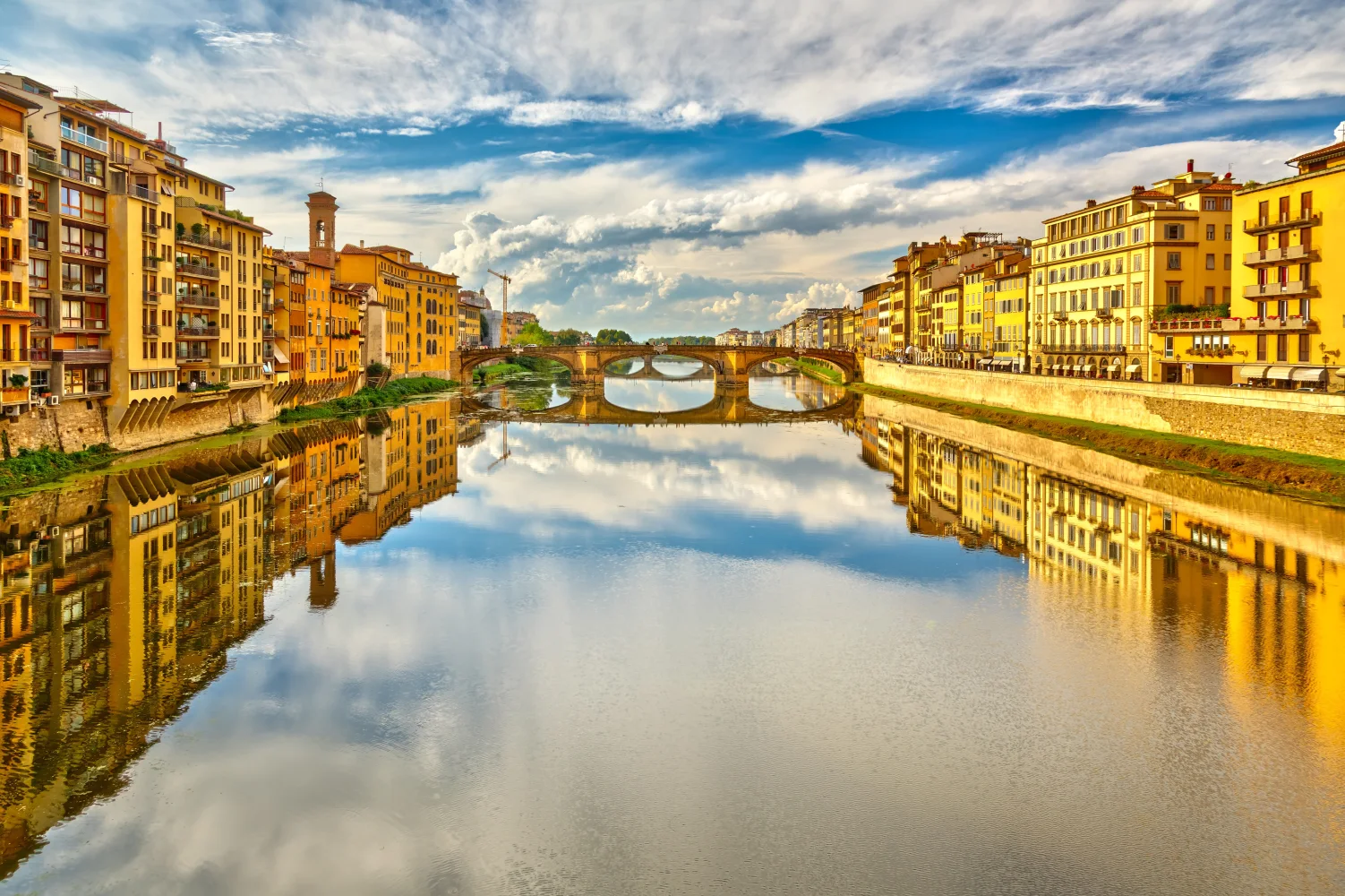 Schöner Blick auf Häuser bei Wasser Kanals in der Stadt Florenz, Italien