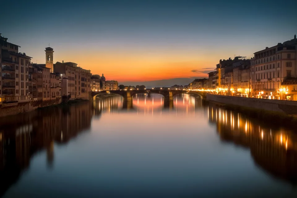 Schöner Blick auf Häuser und Fluss am Abend, Italien
