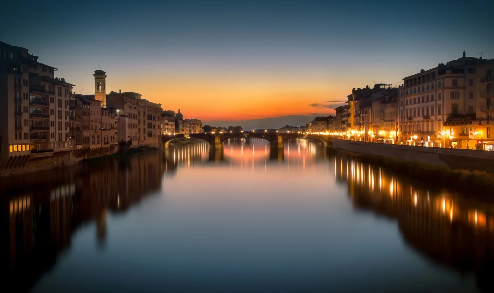 Schöner Blick auf Häuser und Fluss am Abend, Italien