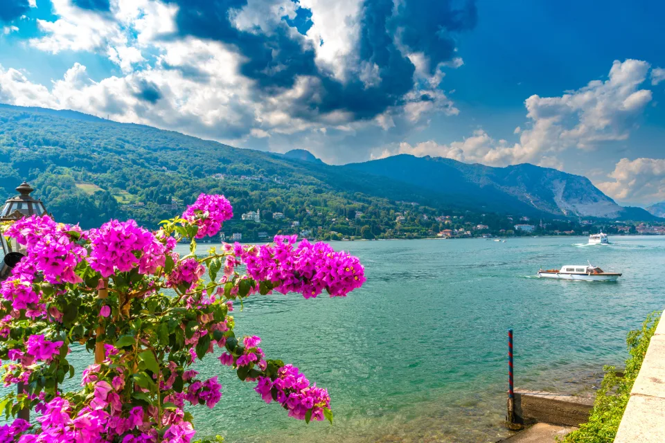 Schöner Blick auf See Maggiore und Berge, Italien