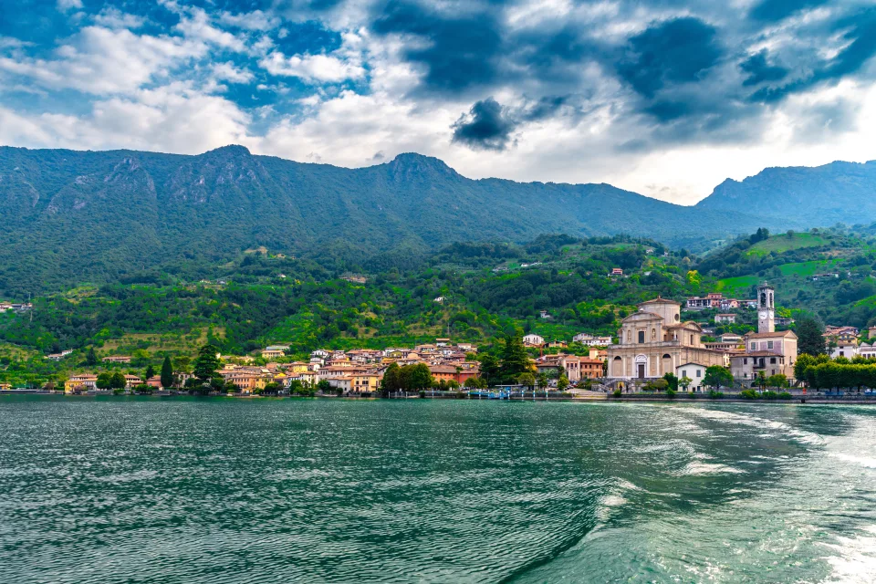 Schöner Blick auf See und Häuser am Ufer in den Bergenn, Italien
