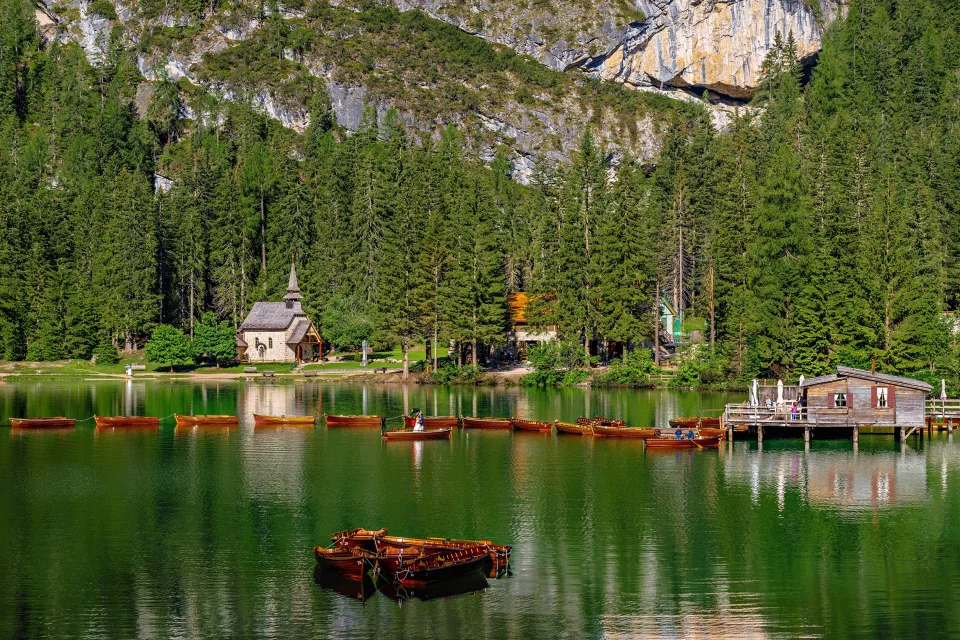 Schöner Blick auf See und bedeckte Grün Berge, Italien