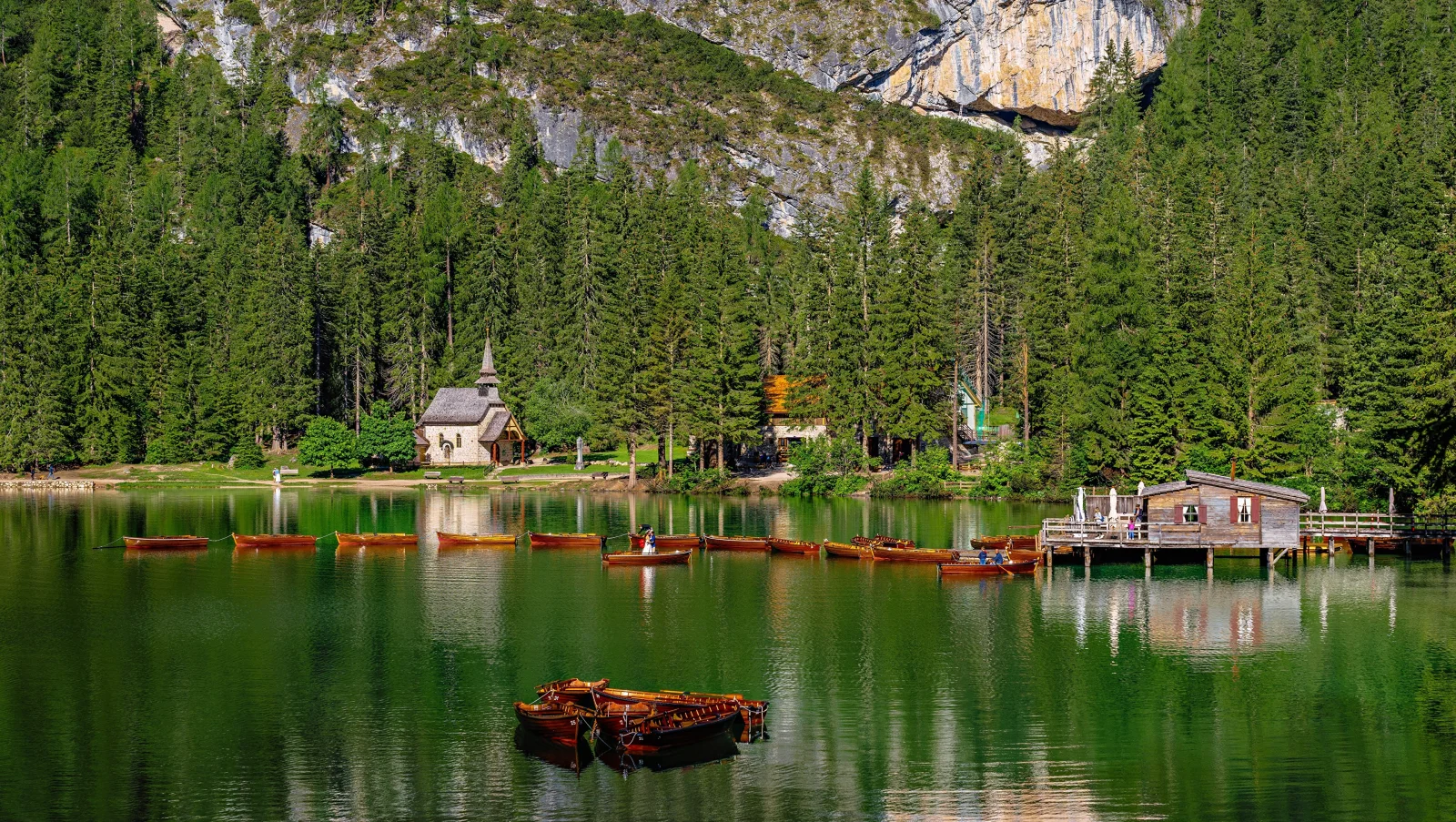 Schöner Blick auf See und bedeckte Grün Berge, Italien