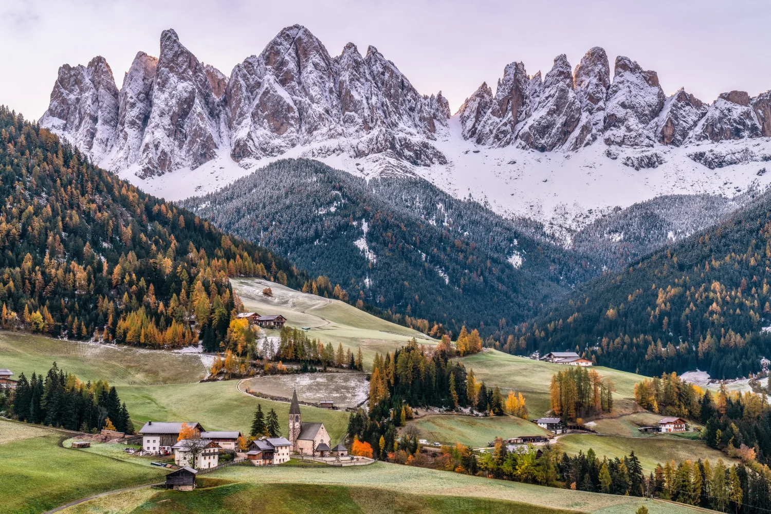 Schöner Blick auf verschneite Dolomiten, Italien