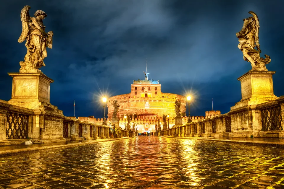 Schönes Schloss heiligen Engels am Abend, Rom. Italien