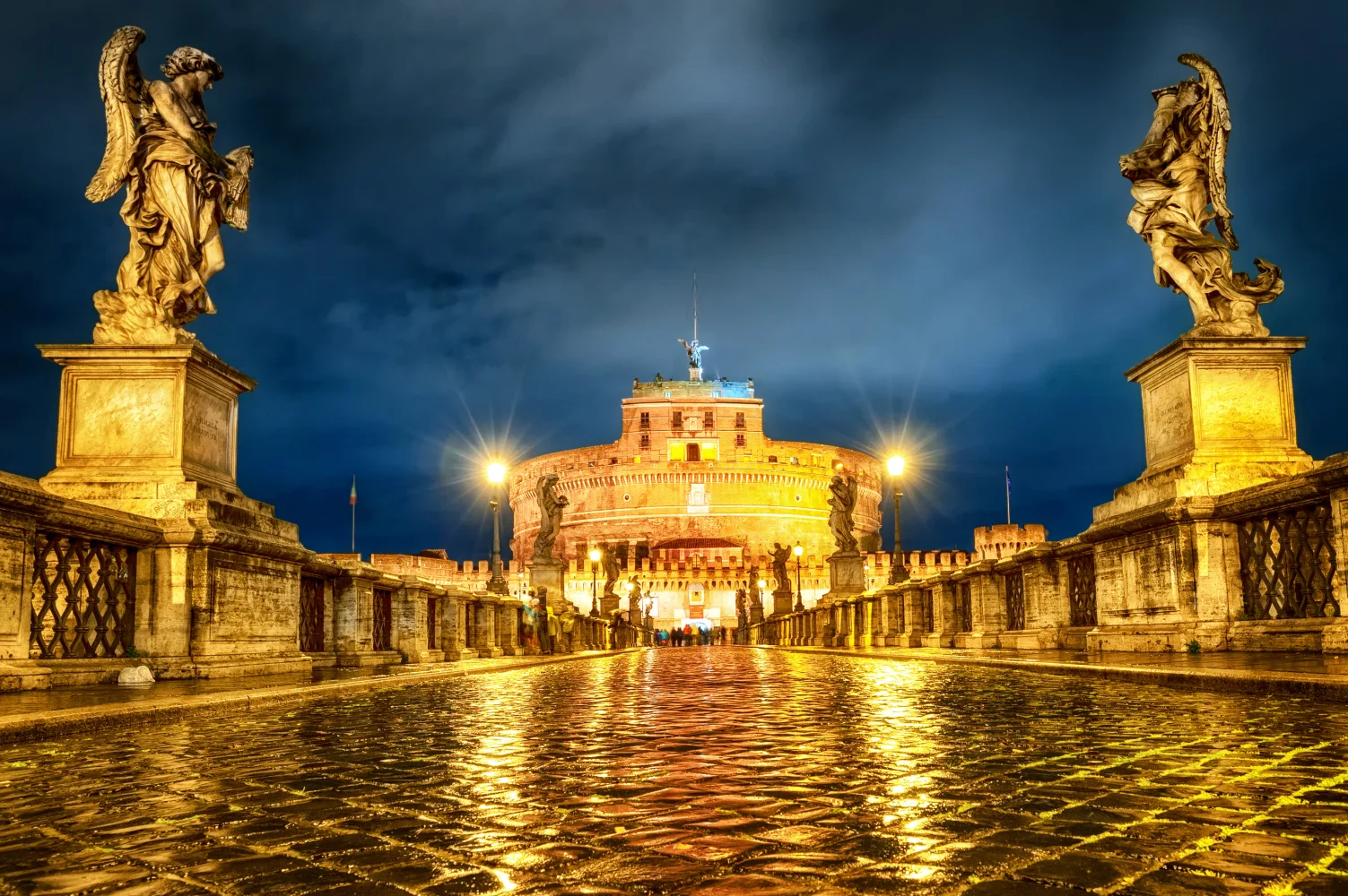 Schönes Schloss heiligen Engels am Abend, Rom. Italien