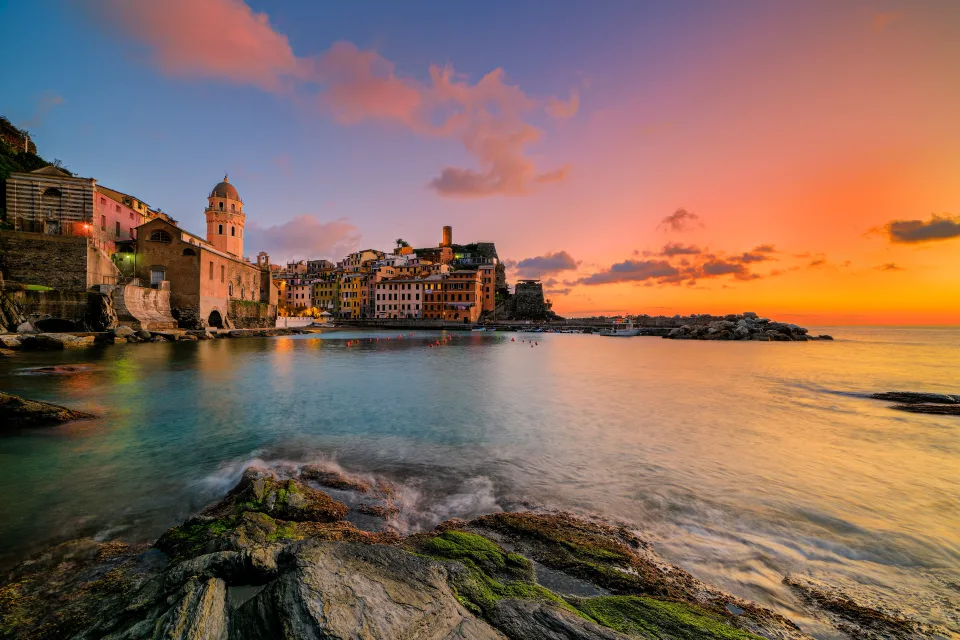 Stadt am Ufer Ozean bei Sonnenuntergang, Italien