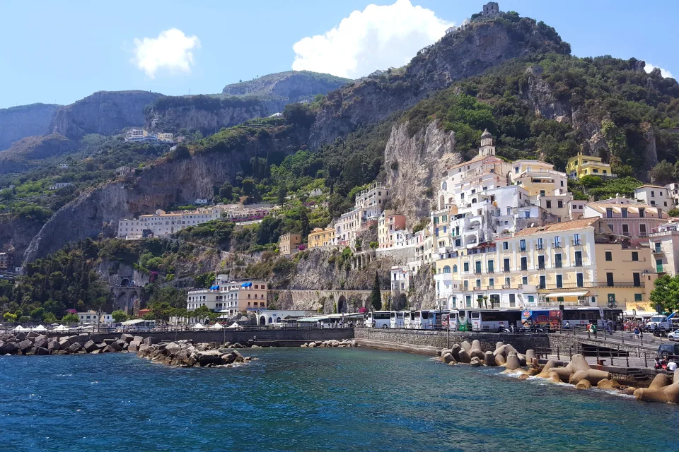 Stadt an der Meeresküste auf einem Felsen, Italien