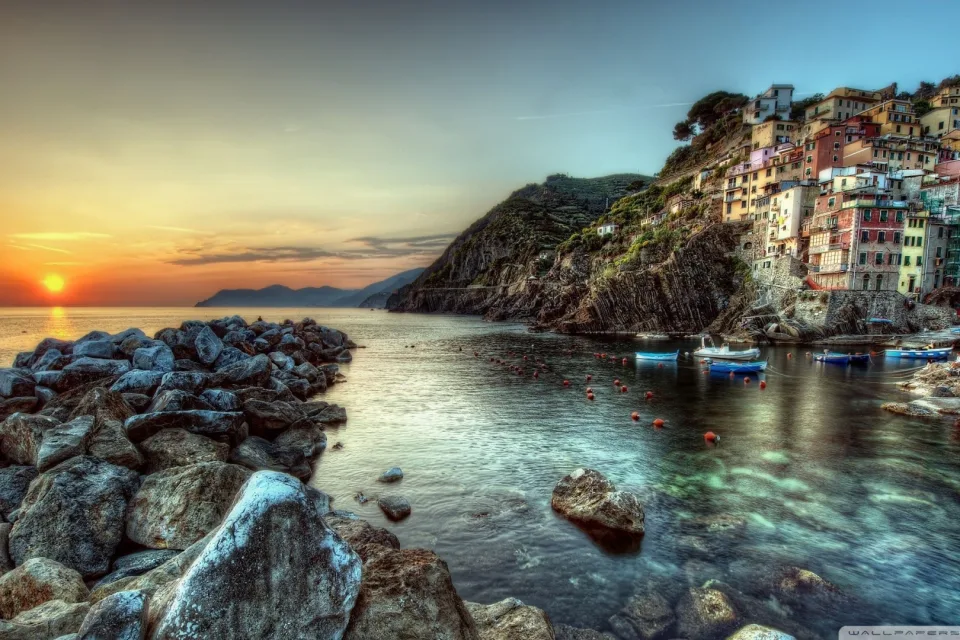 Ufer Meer bei Sonnenuntergang, Ferienort Cinque Terre in Italien