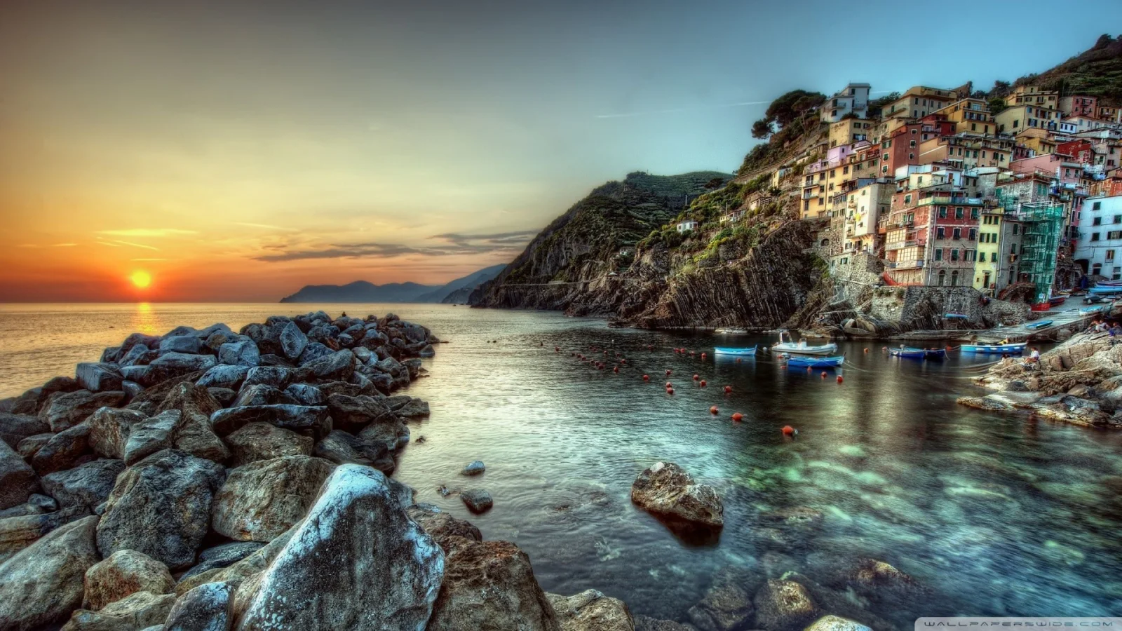 Ufer Meer bei Sonnenuntergang, Ferienort Cinque Terre in Italien
