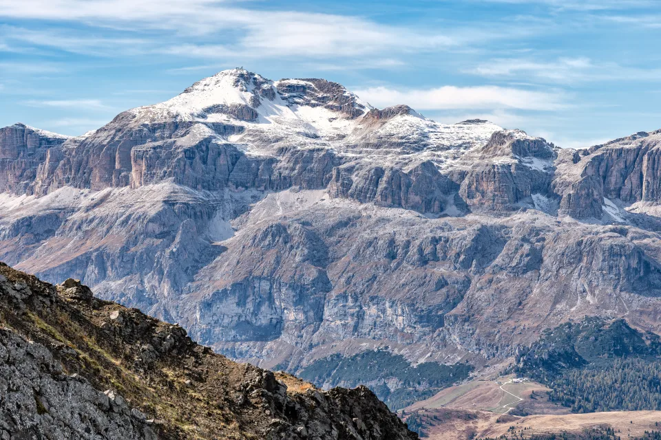 Verschneite Dolomiten im Sonnenlicht, Italien