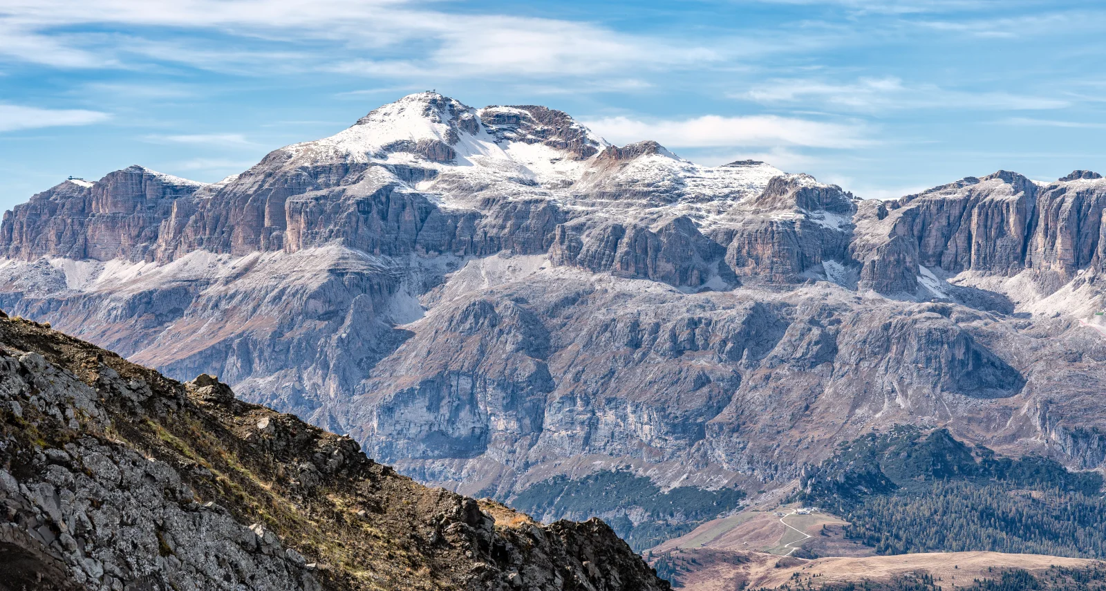 Verschneite Dolomiten im Sonnenlicht, Italien