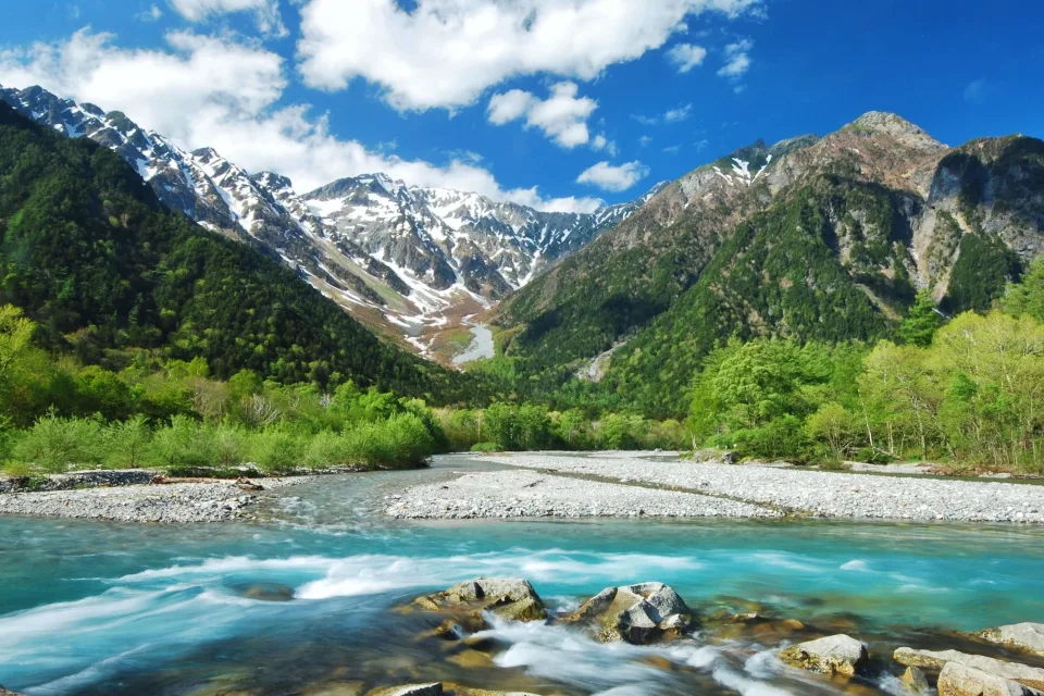 Berge und See in Naturschutzgebiet, Japan