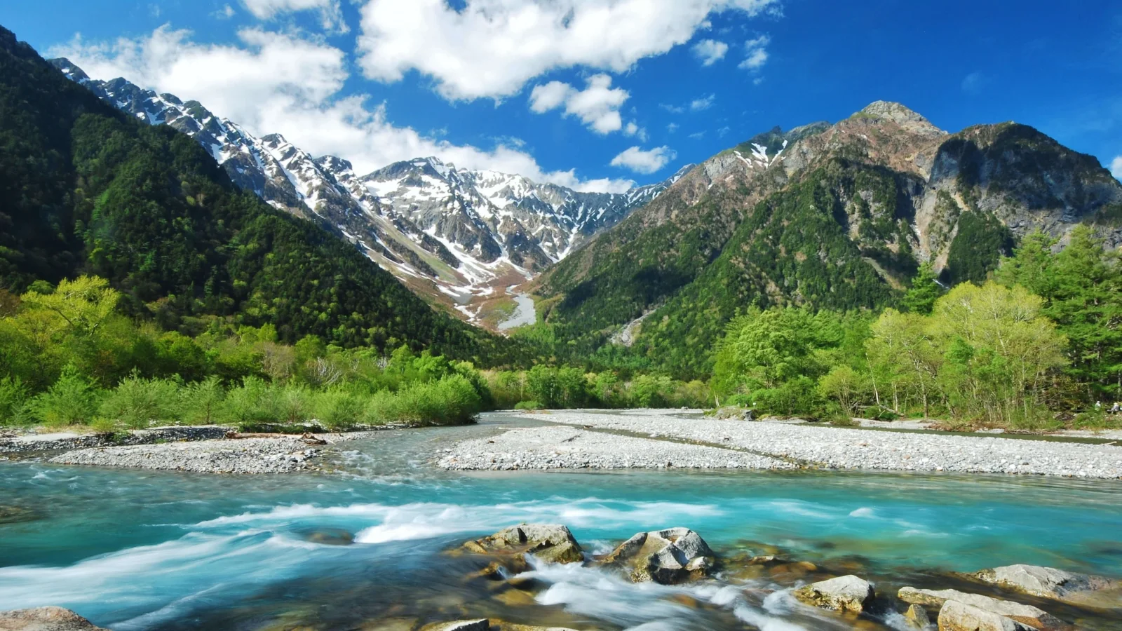 Berge und See in Naturschutzgebiet, Japan