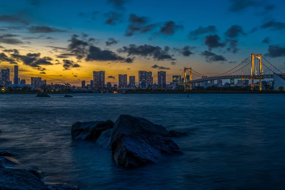 Blick auf Brücke und in der Dämmerung, Japan