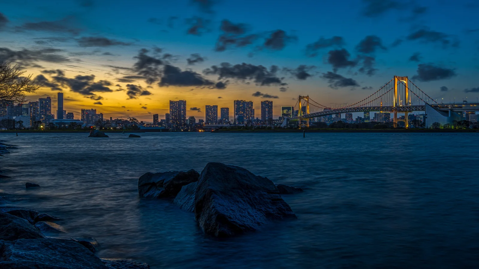 Blick auf Brücke und in der Dämmerung, Japan