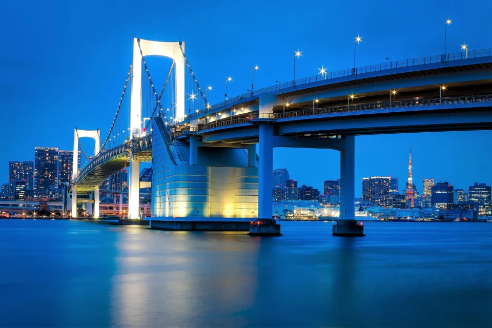 Große schöne Brücke am Abend, Tokio. Japan