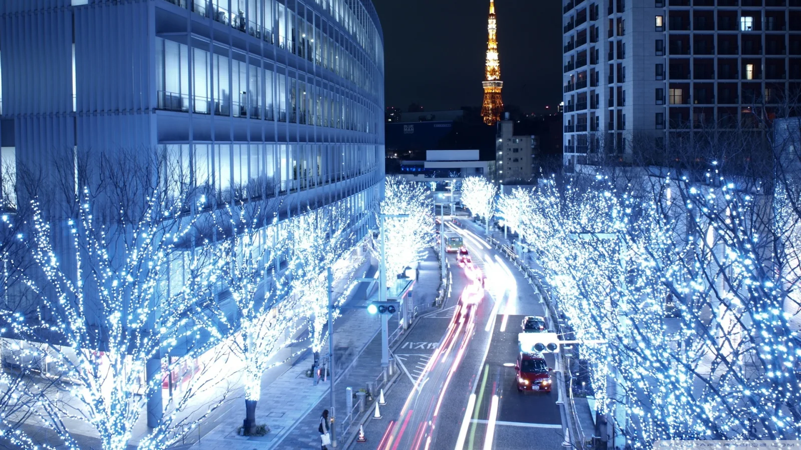 Hellblaue Leuchten in Tokio
