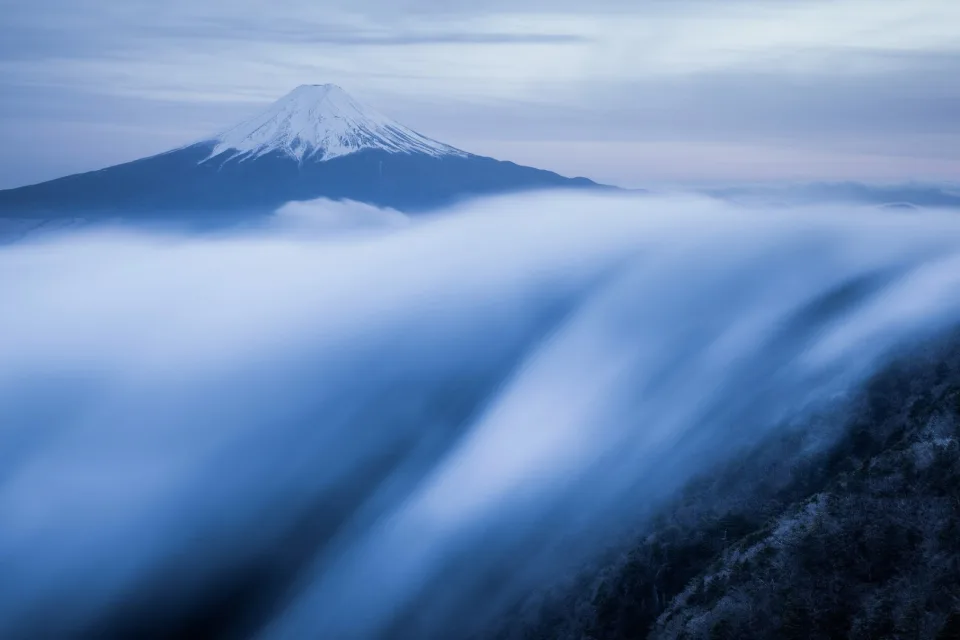Nebel fließt entlang Hang Berge, Japan