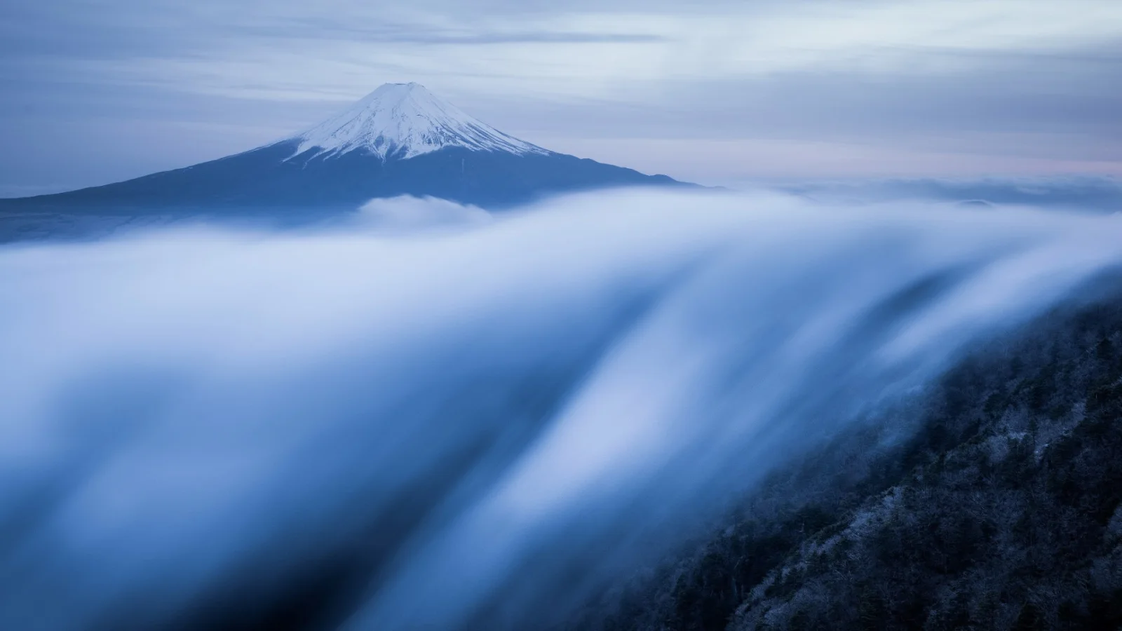 Nebel fließt entlang Hang Berge, Japan