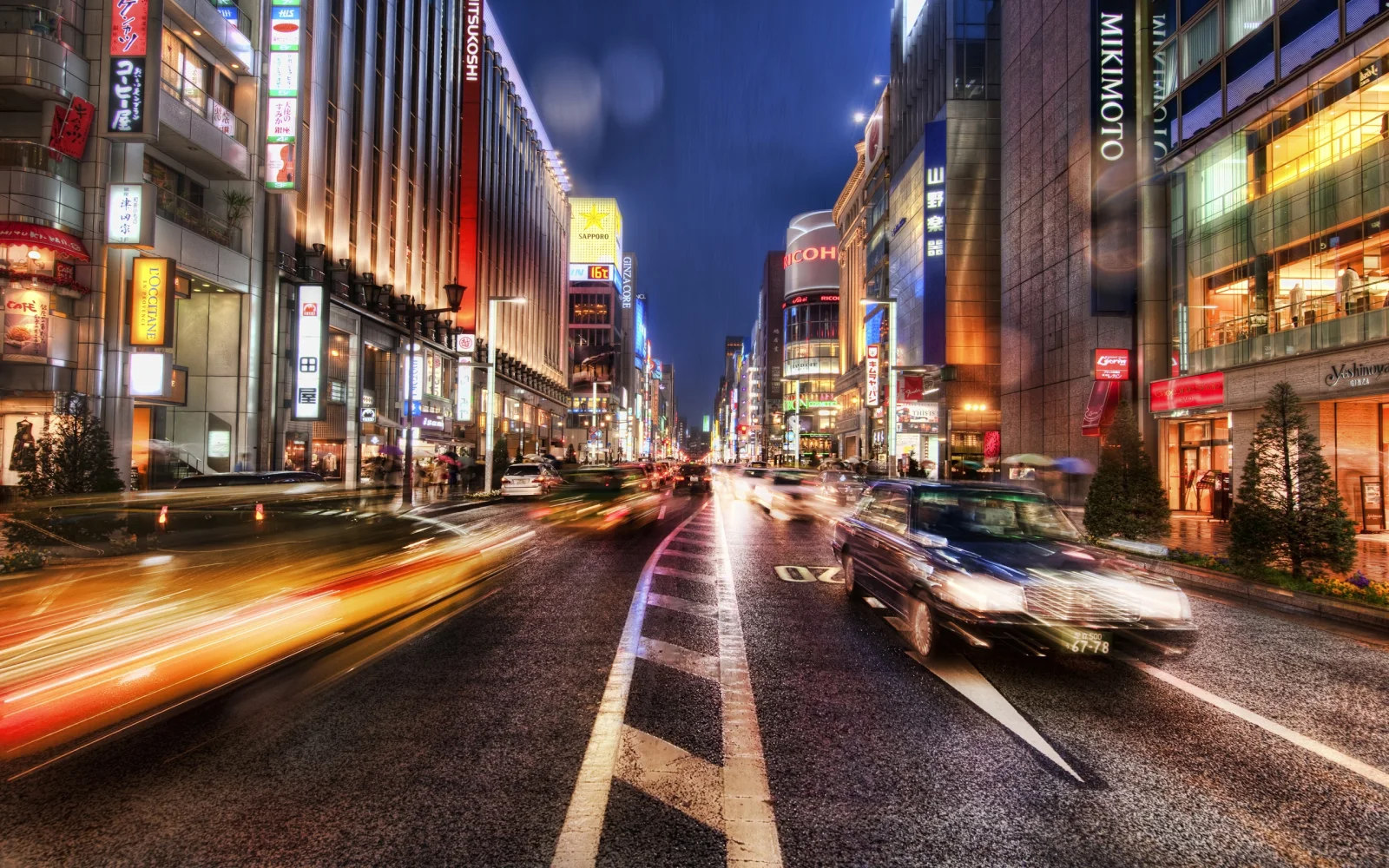 Nächtliche Straße Japan