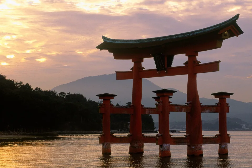 Schrein Miyajima bei Sonnenuntergang, Japan