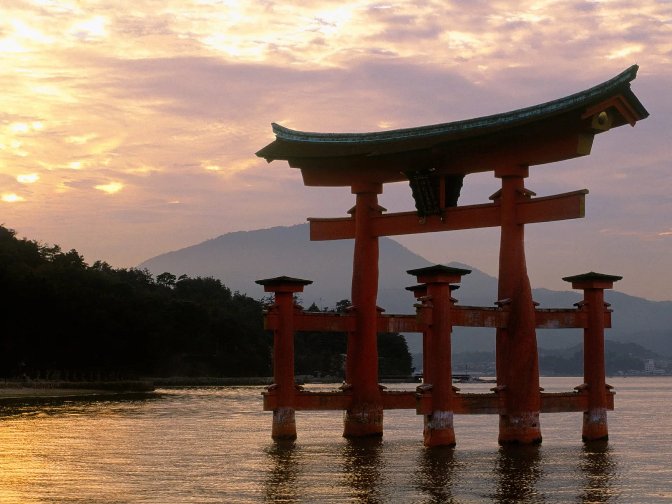 Schrein Miyajima bei Sonnenuntergang, Japan