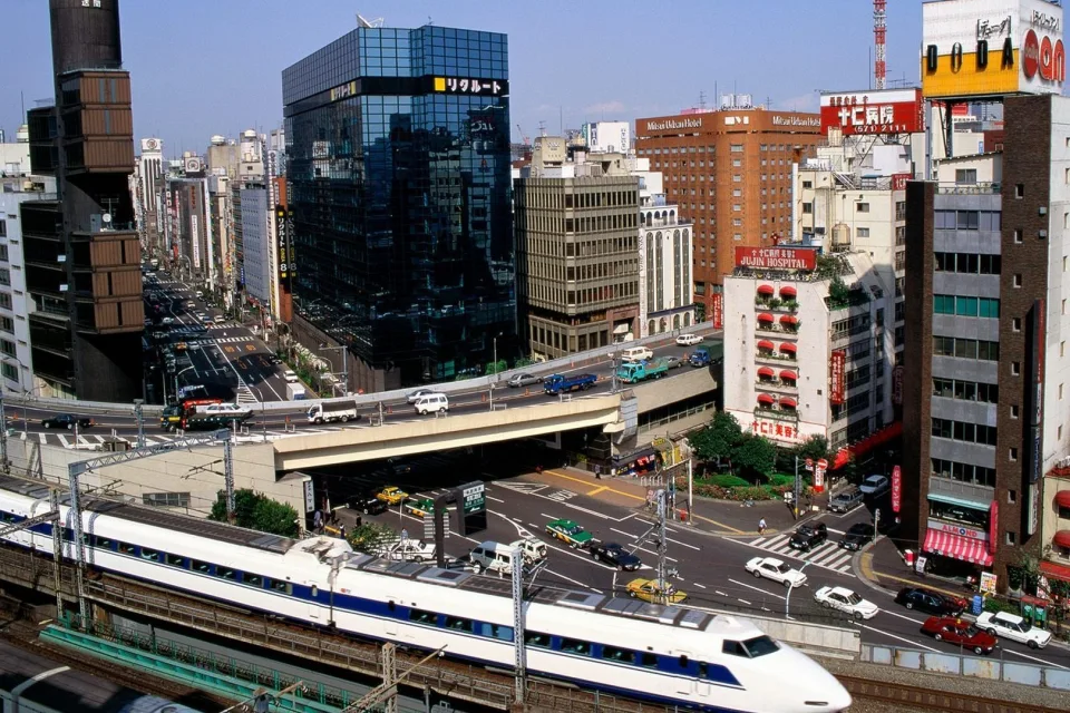 Schwarzes Gebäude in Tokio